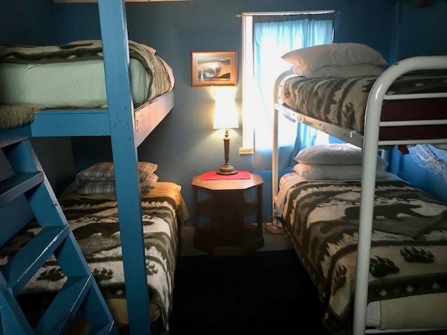 Room with 2 bunk beds